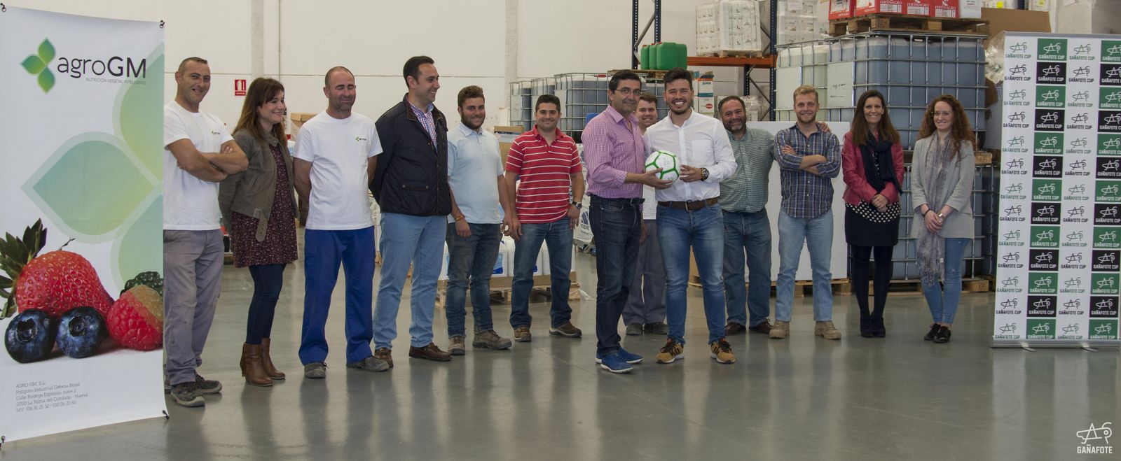 Los integrantes de Agro GM posan con Joaquín Rasco, director de la Gañafote Cup, tras la firma del acuerdo.