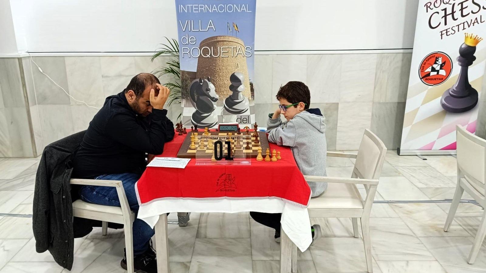 Dos participantes se ven las caras en una disputada partida en estas primeras jornadas del torneo internacional.