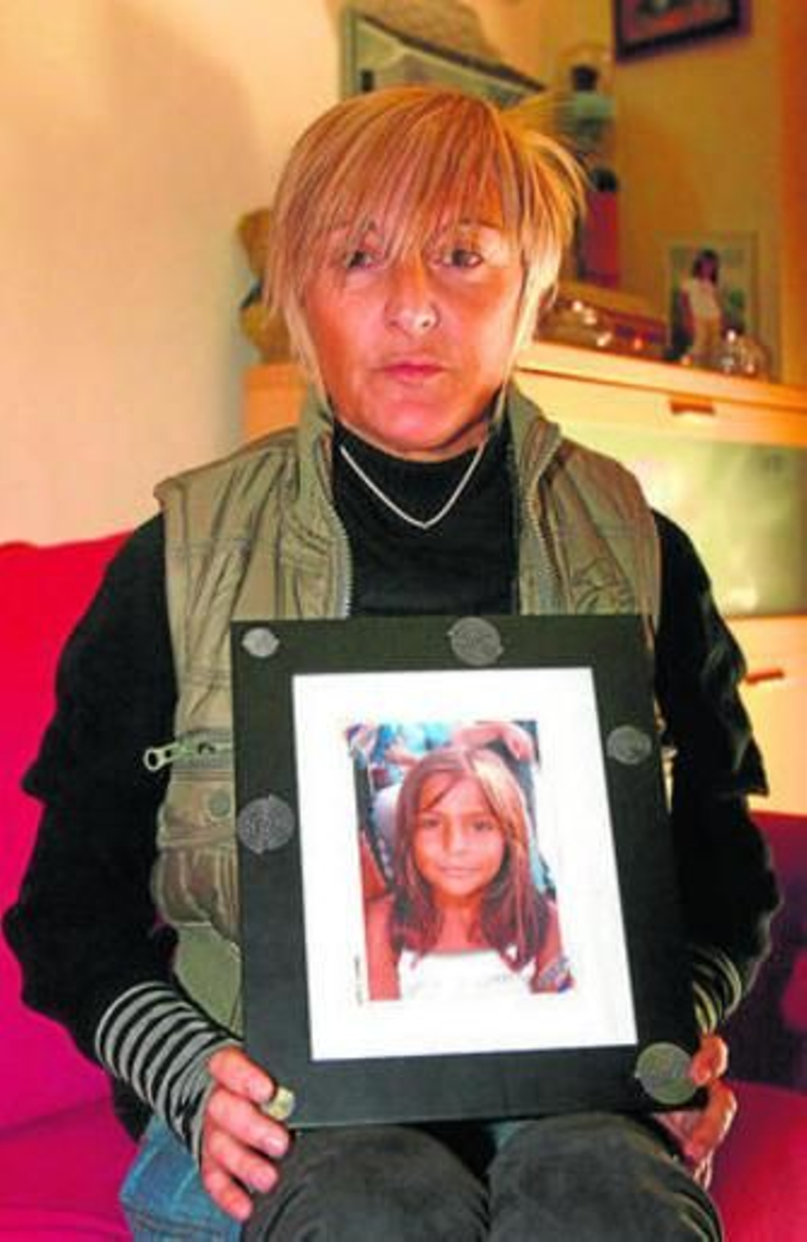 Elena Masera, mostrando una foto de su hija, Chantal.