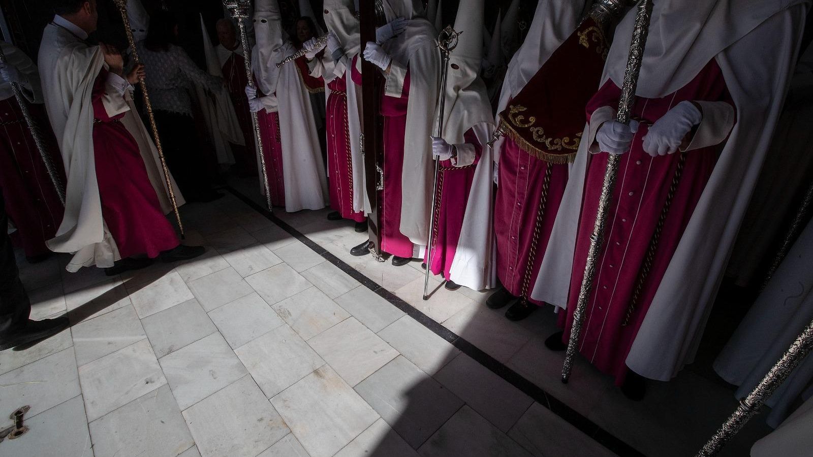 Momento en el que la cruz de guía de Prendimiento se dispone a salir de la iglesia del Parque.