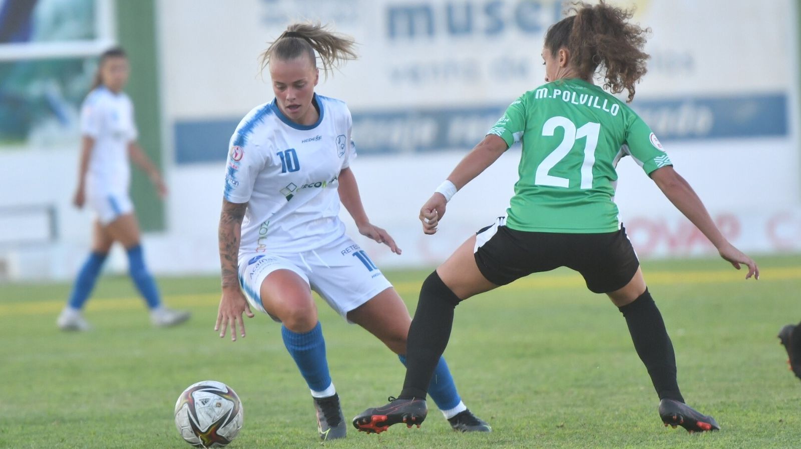 Judith Ledesma, jugadora del Pozoalbense, sortea a una rival.