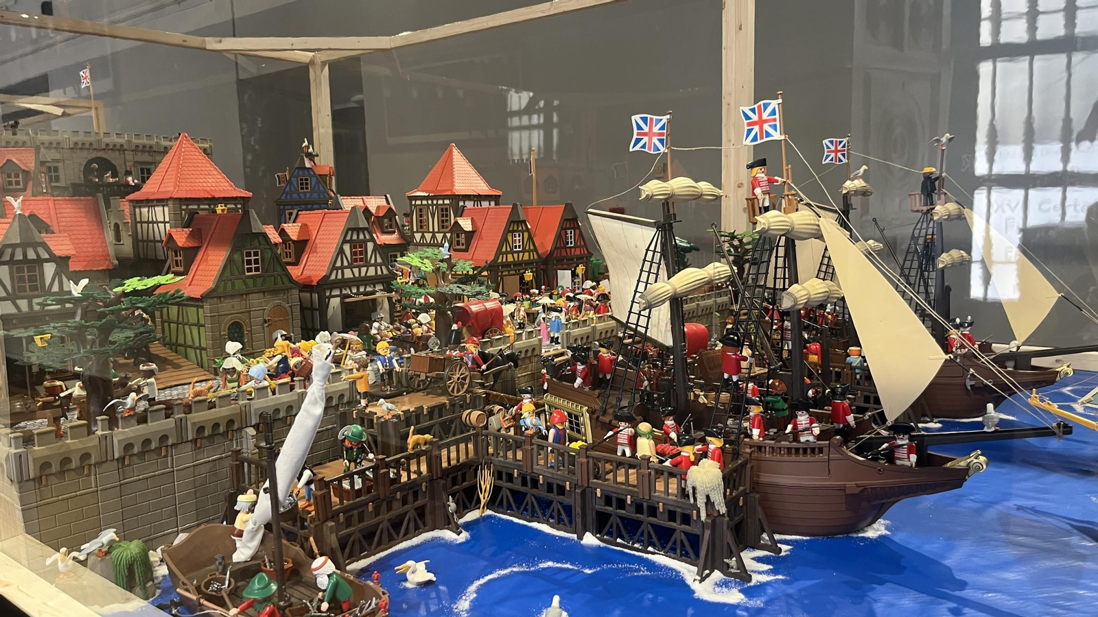 En imágenes: las míticas figuras de Playmobil cumplen 50 años con esta exposición En imágenes: las míticas figuras de Playmobil cumplen 50 años con esta exposición