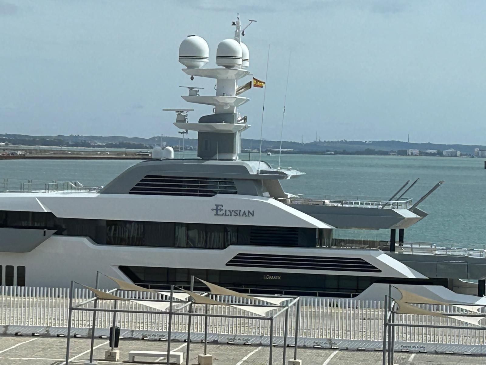 El megayate Elysian, atracado este lunes en el puerto de Cádiz