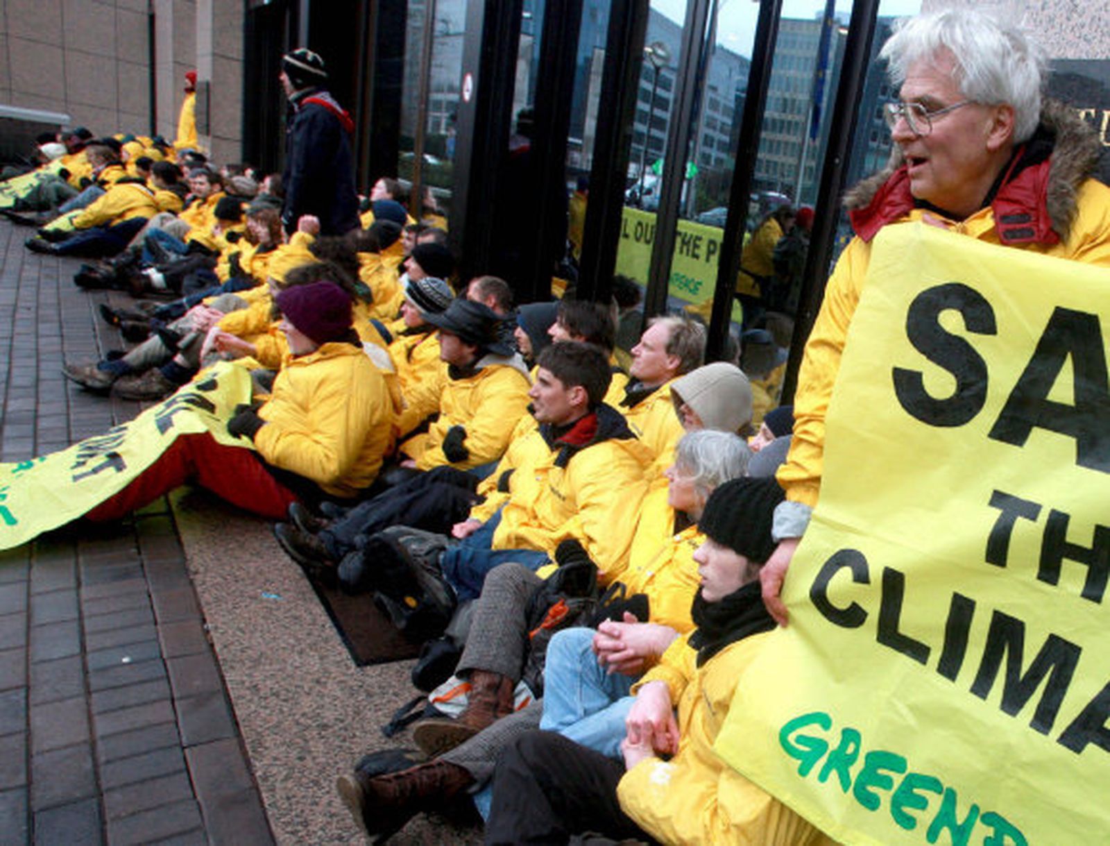 Greenpeace bloquea la entrada del Consejo Europeo durante el Ecofin