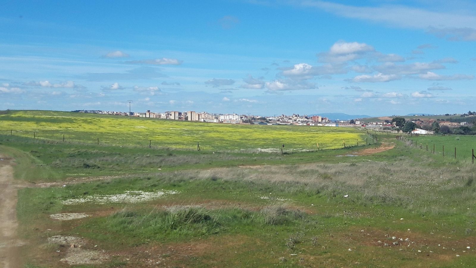 Tras superar el Puerto de las Camellas, veremos Cáceres.