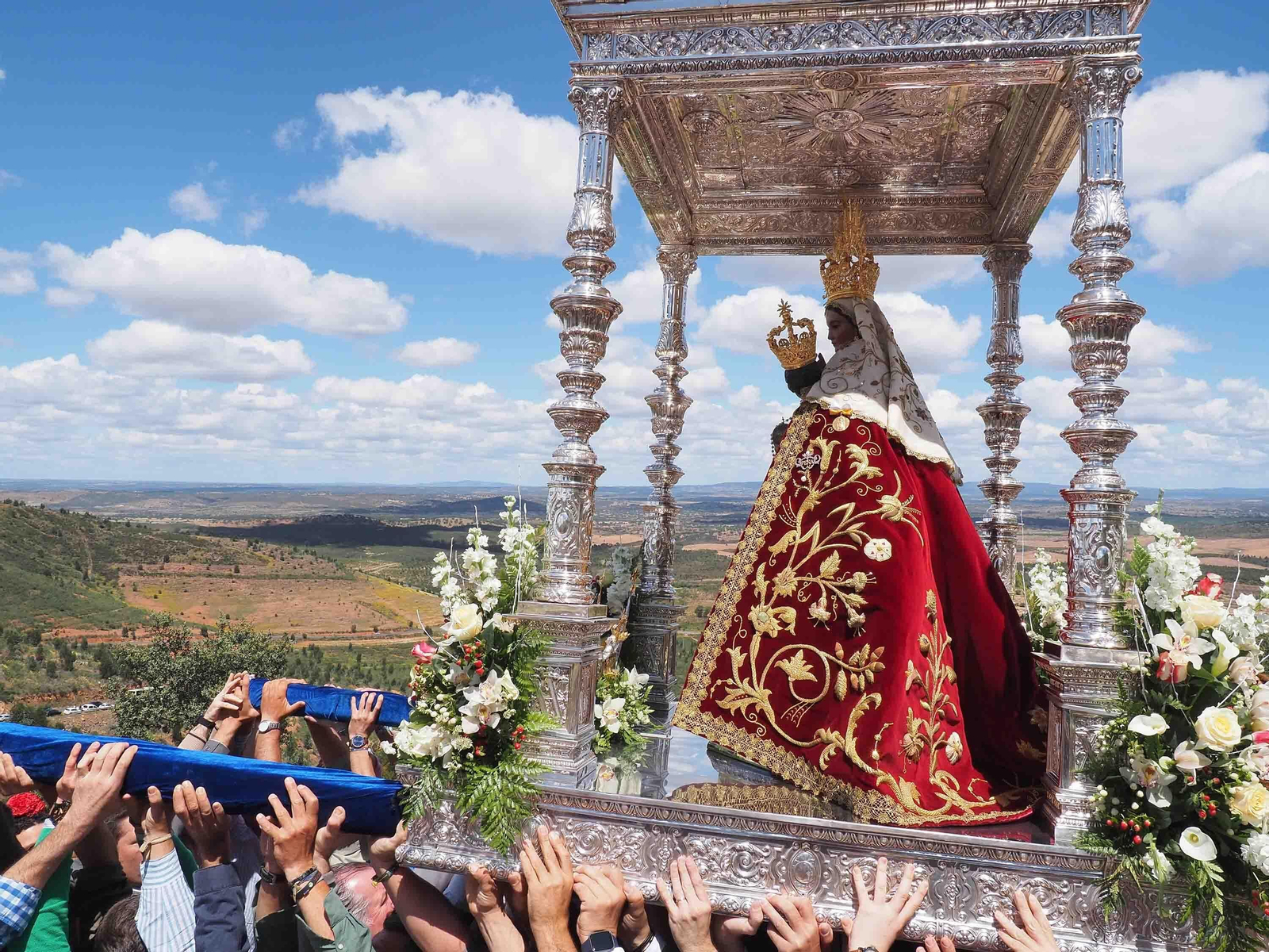 No te pierdas las espectaculares fotografías de la Romería de la Peña, en Puebla de Guzmán