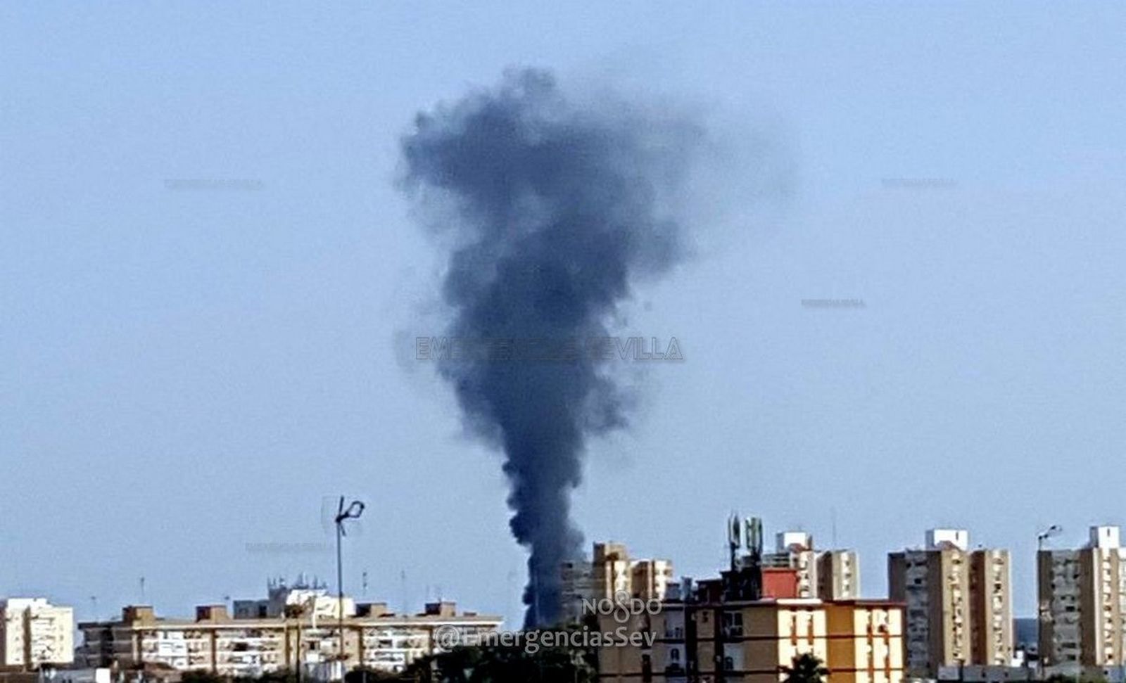 La columna de humo, visible desde varios kilómetros.