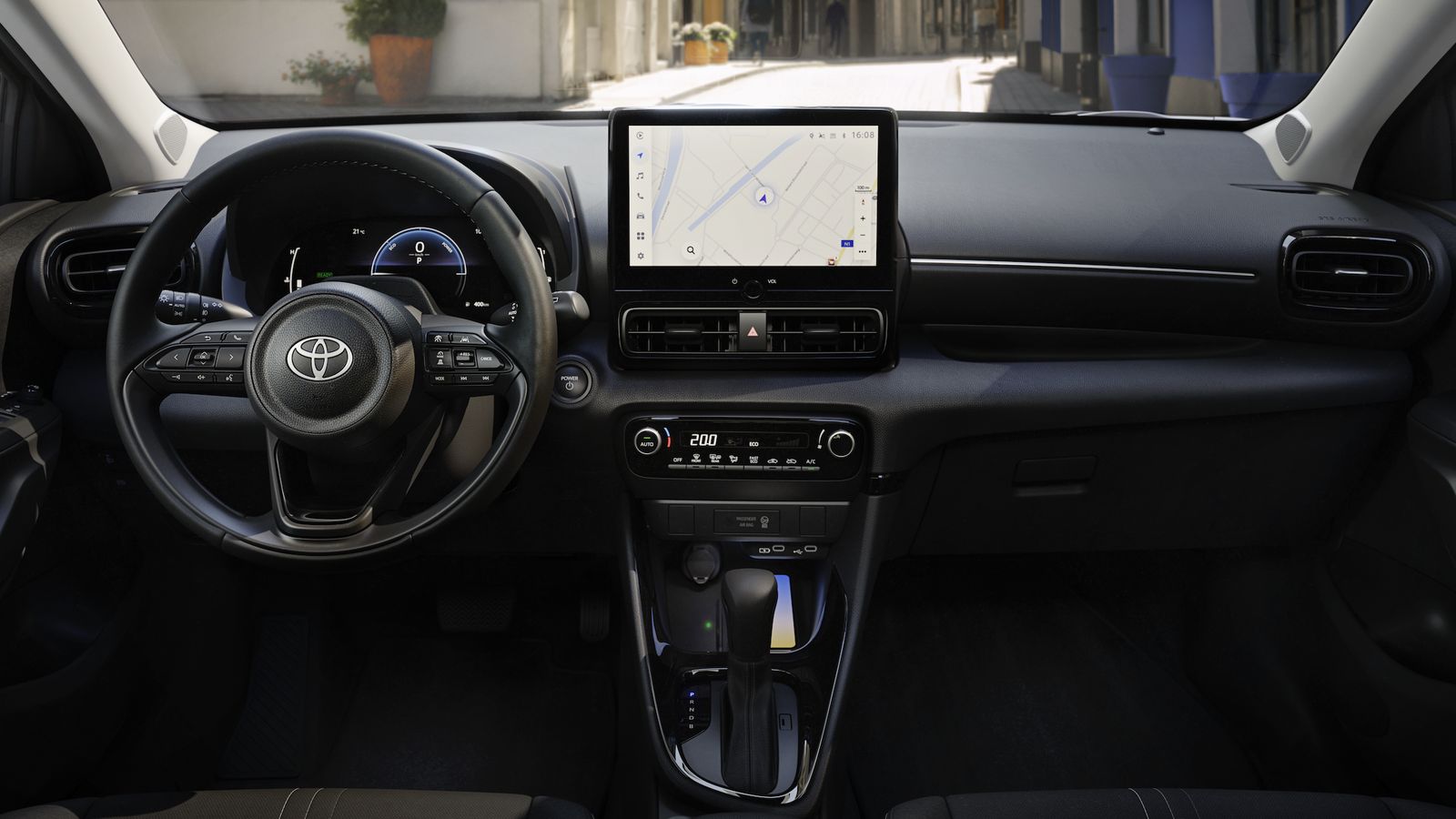 La pantalla central de mayor tamaño se liga a los tres niveles de equipamiento más altos, el Style Plus y los dos GR Sport.