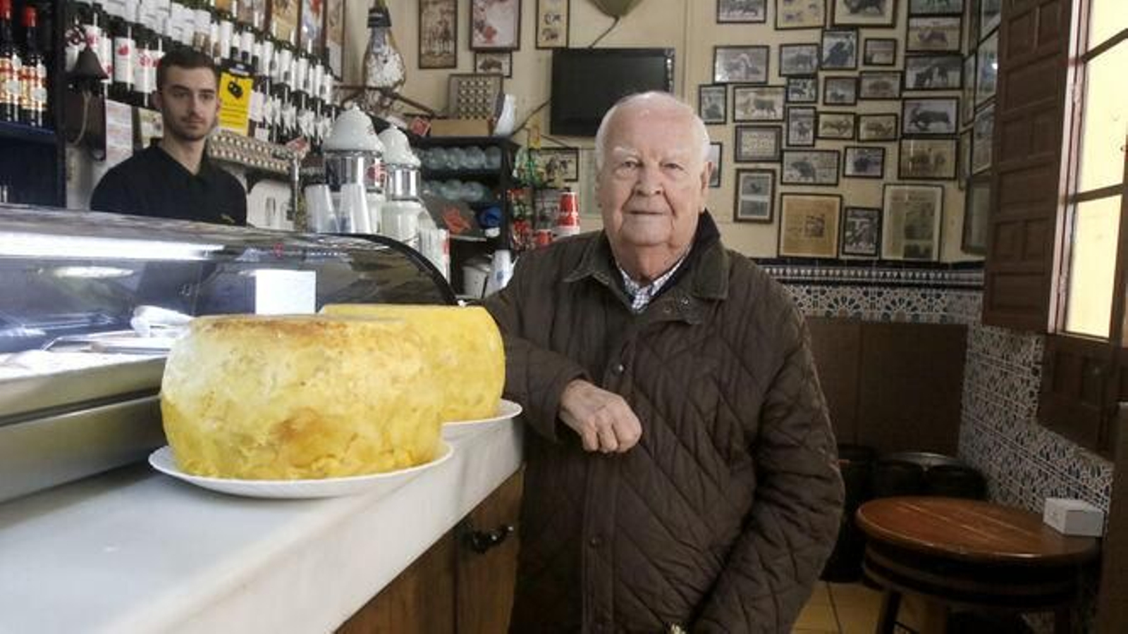 Francisco Santos, creador del Bar Santos de Córdoba, junto a las famosas tortillas