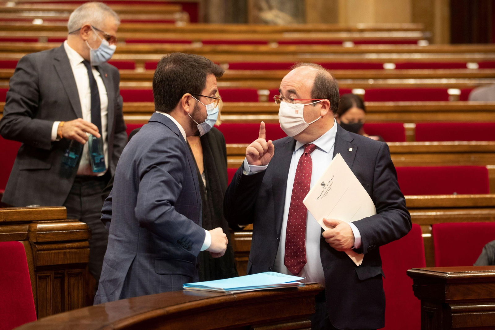 El vicepresidente del Govern en funciones de presidente, Pere Aragonès, hablando este jueves con el líder de los socialistas catalanes, Miquel Iceta.