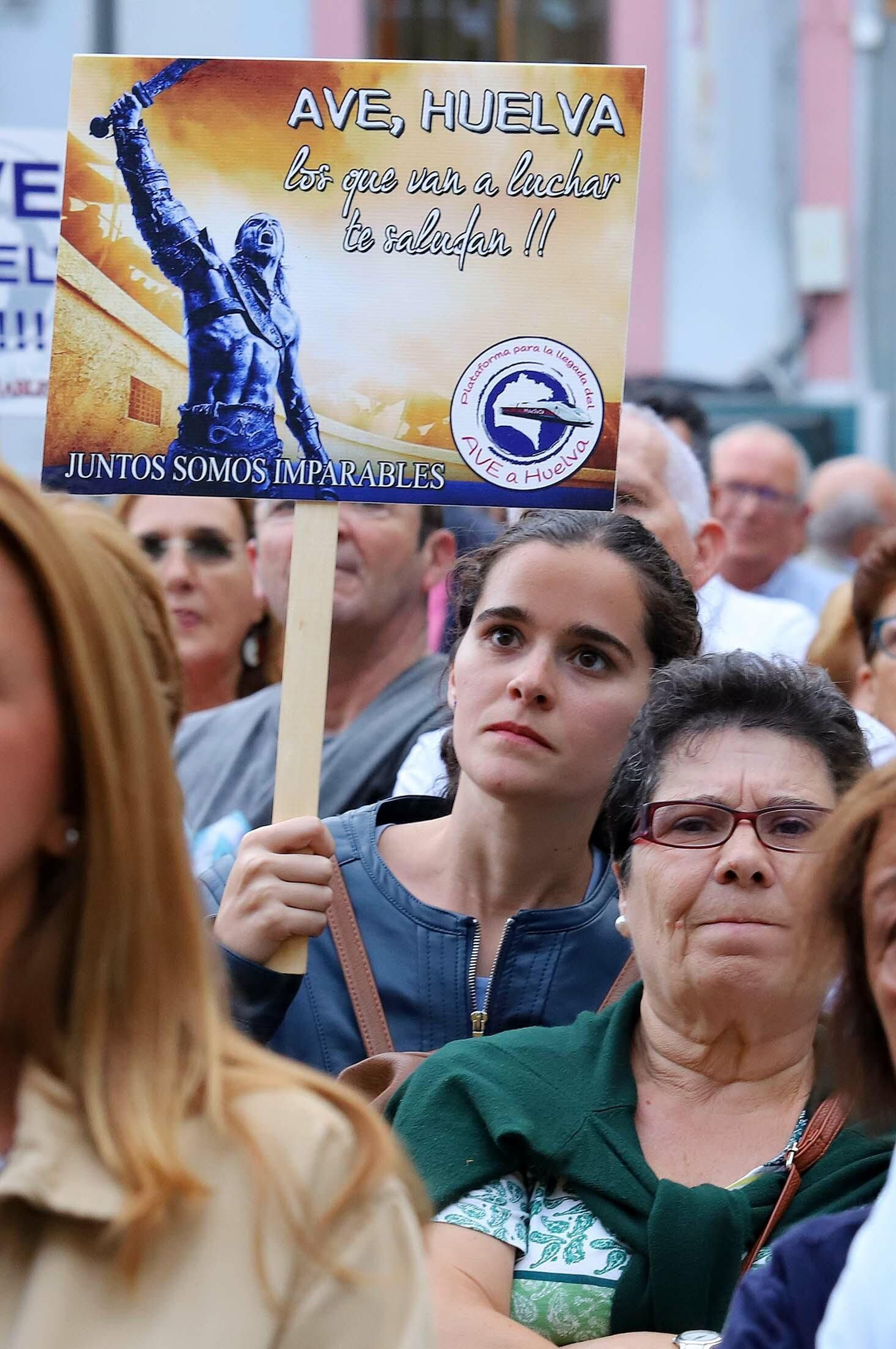 Imágenes de la concentración en defensa de la llegada del AVE a Huelva