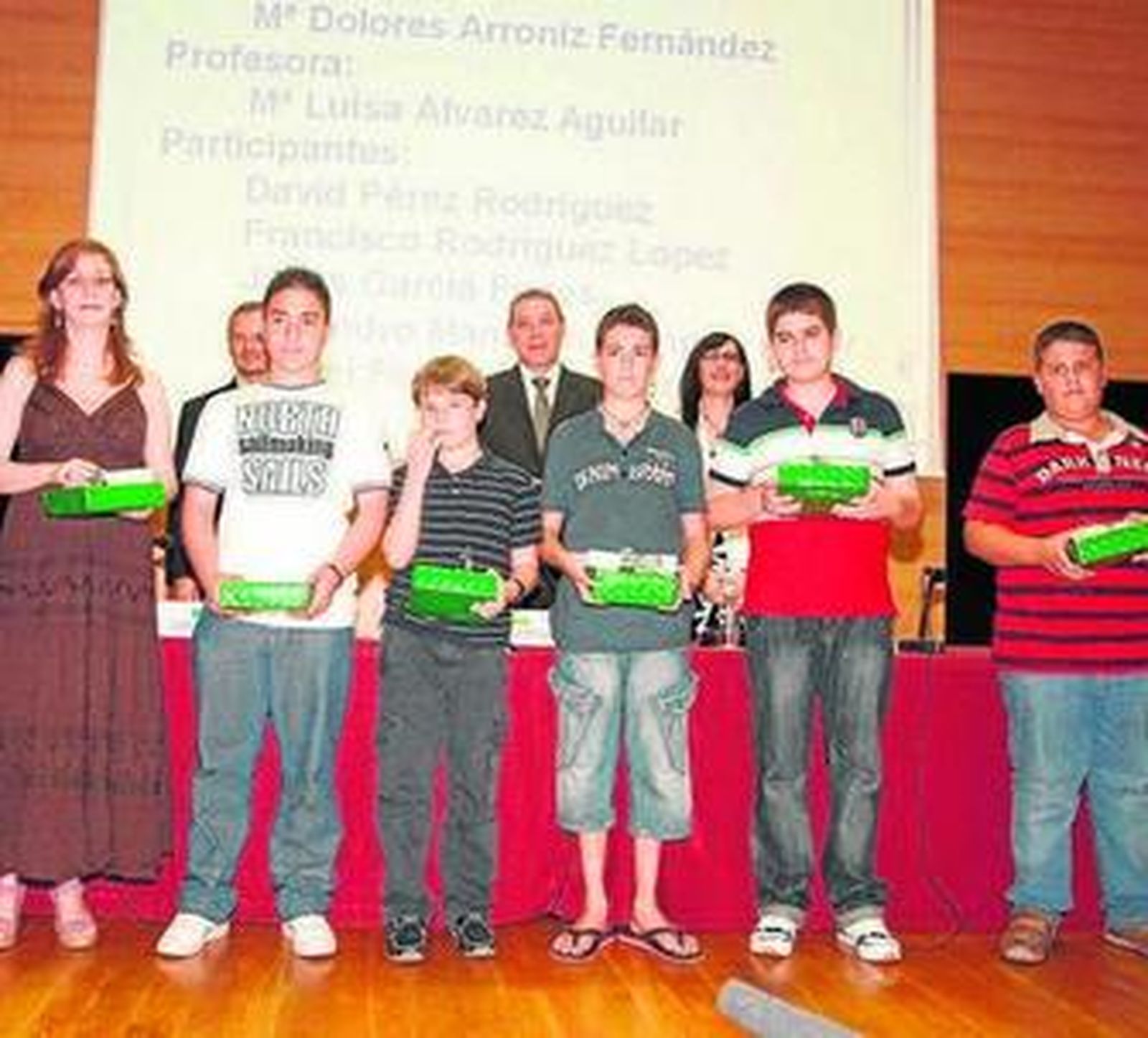 Los alumnos del IES Abdera al recibir el premio.