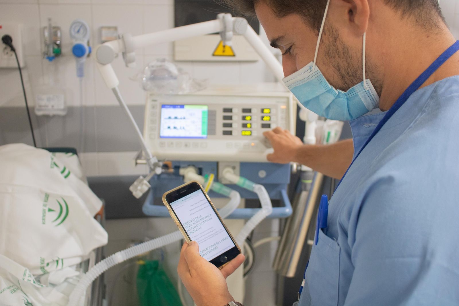 Los profesionales resuelven dudas a través de la aplicación en su móvil en el servicio de Urgencias.