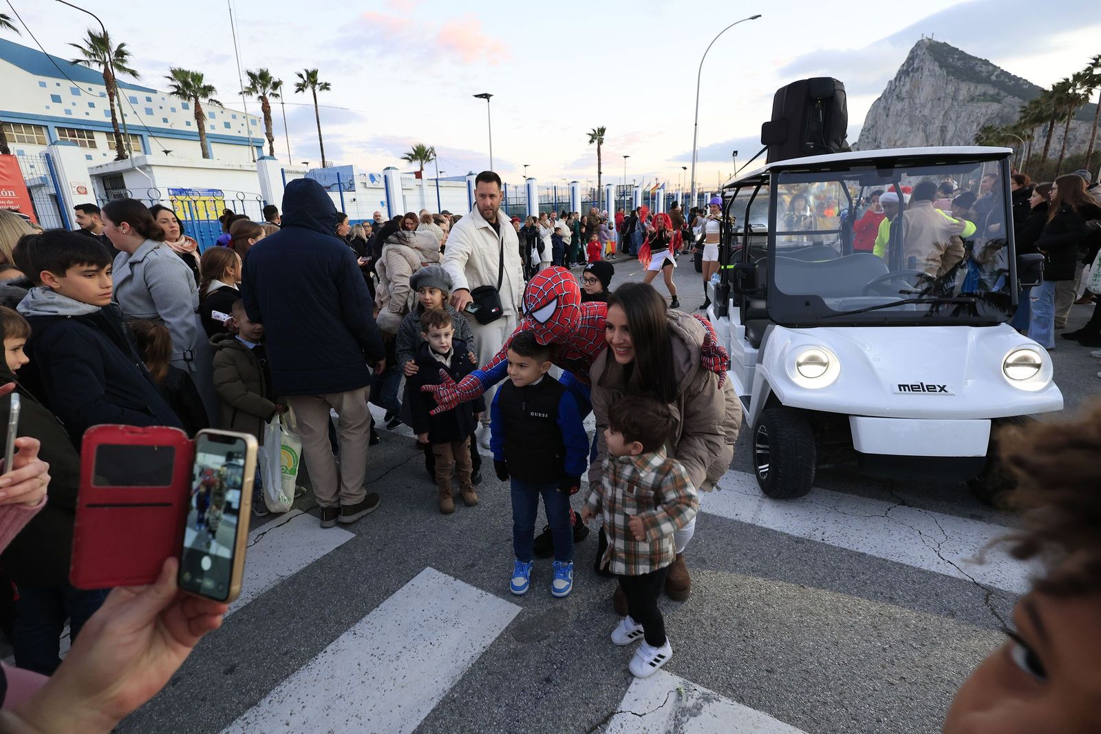 Búscate en las fotos de la cabalgata de Reyes Magos 2026 en La Línea