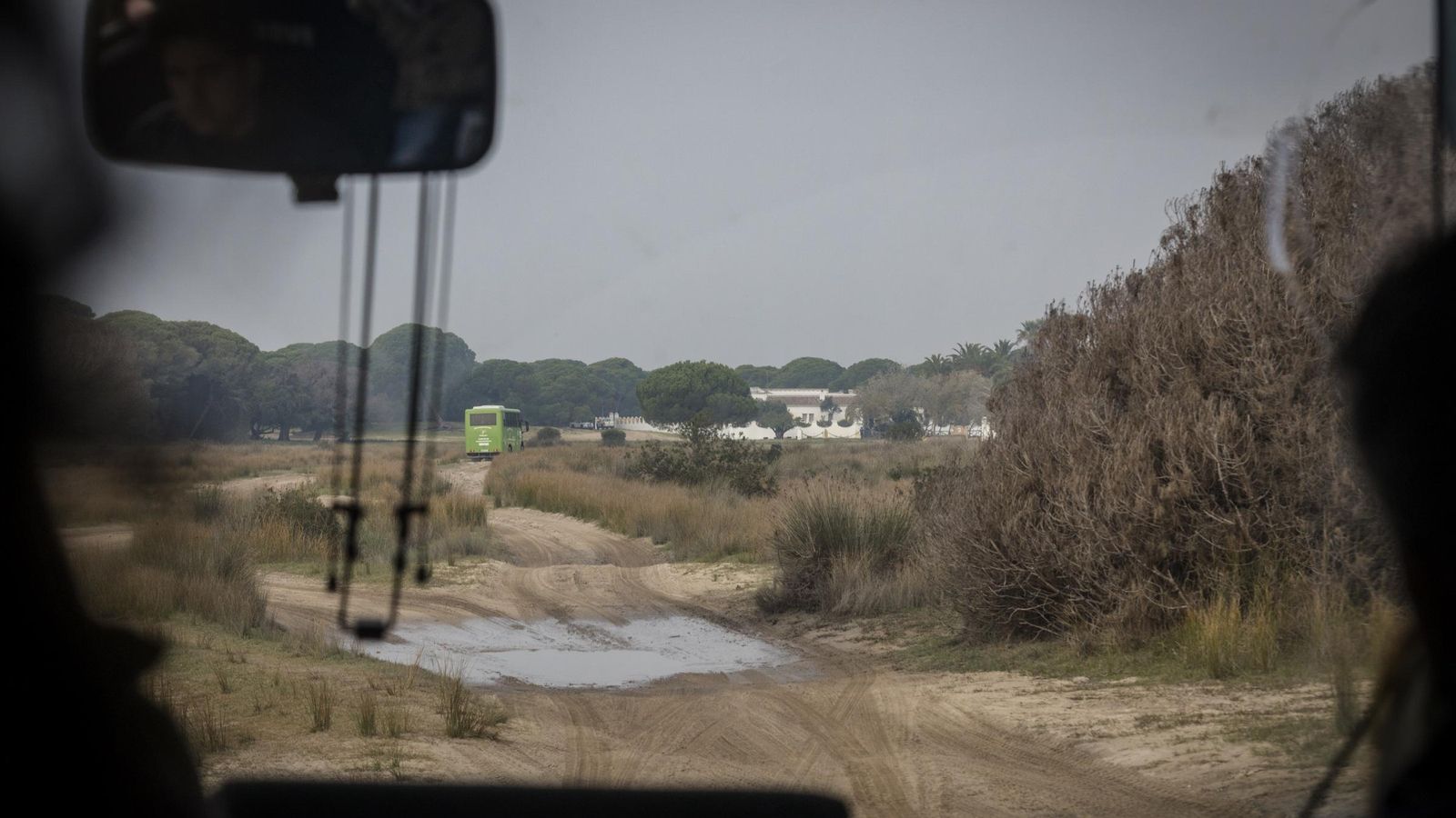 Un autobús dentro del Parque de Doñana.