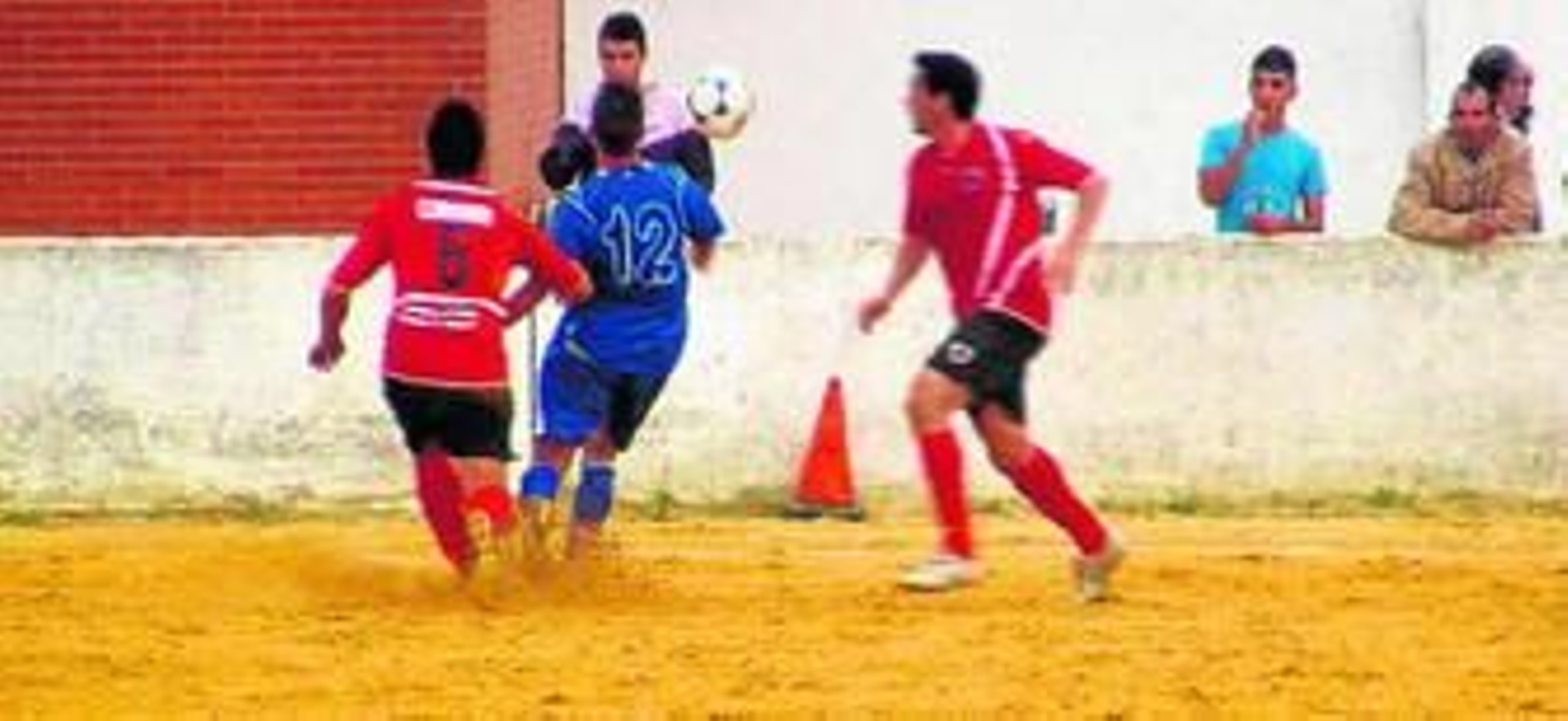 Emilio intenta salvar un balón que se marchaba fuera, ayer.