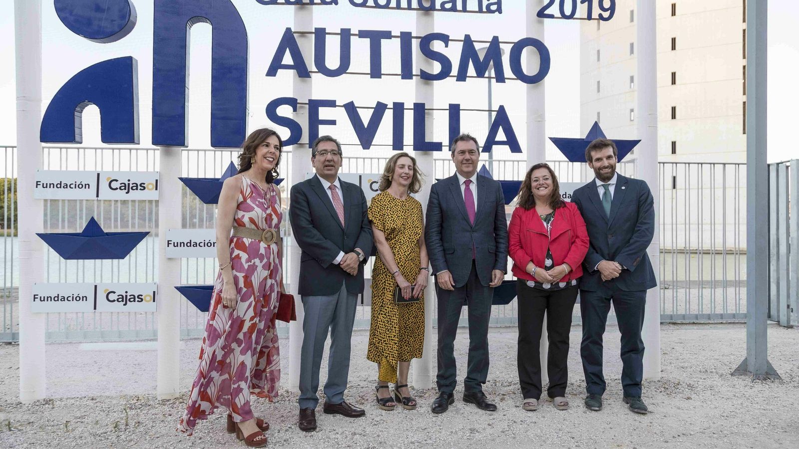 Mª Ángeles Maisanaba (Autismo Sevilla), Antonio Pulido (Cajasol), Mercedes Molina (Autismo Sevilla), Juan Espadas (alcalde), Encarnación Aguilar y Marcos Zamora (Autismo Sevilla).