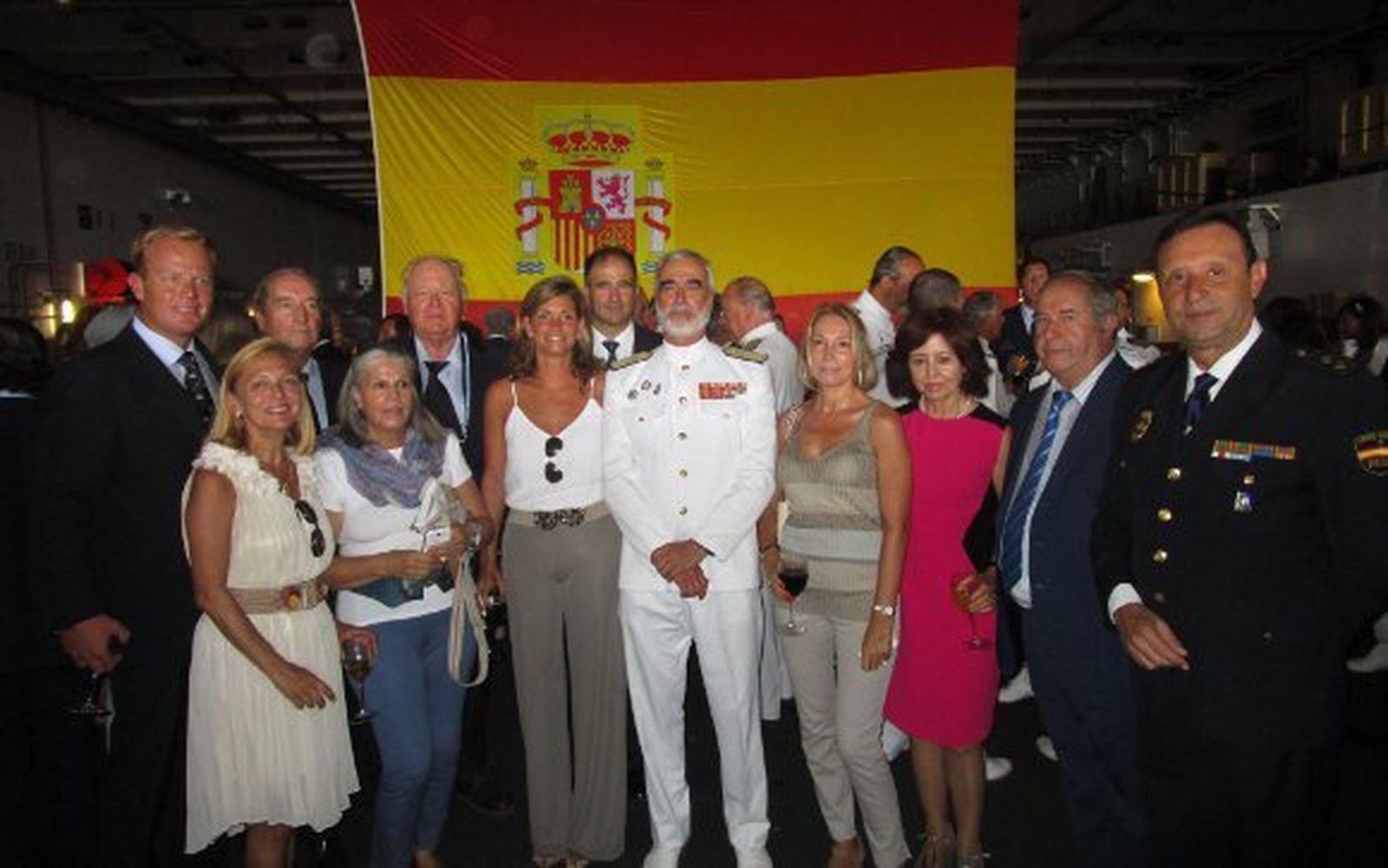 El almirante Santiago Bolíbar con Stephan y Jan de Clerck, Felicidad Rodríguez, José María y Cristina Santos, Purificación Perez Touriño, Luis Caballero, Mila Linares, María Luisa Montero, Manuel Gutiérrez y José Expósito.  Foto: Ignacio Casas de Ciria
