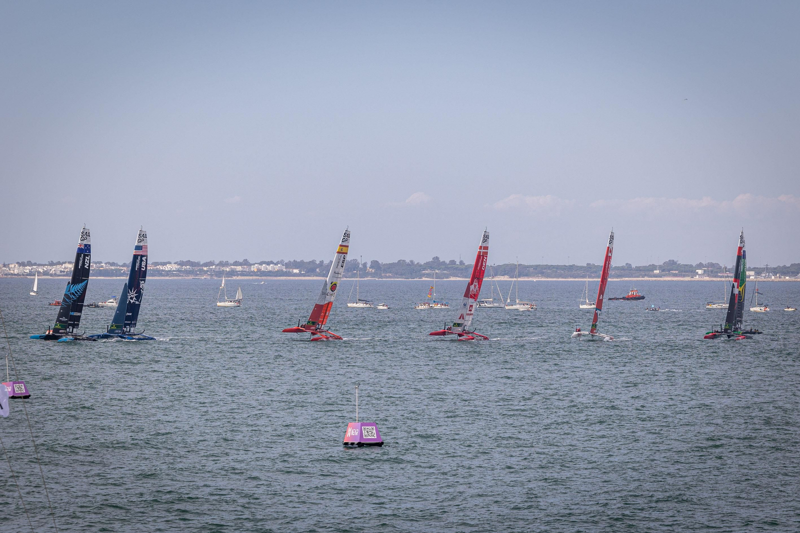 Búscate en SailGP Cádiz: La ciudad disfruta del ambiente del domingo con las actividades, las carreras y los bares