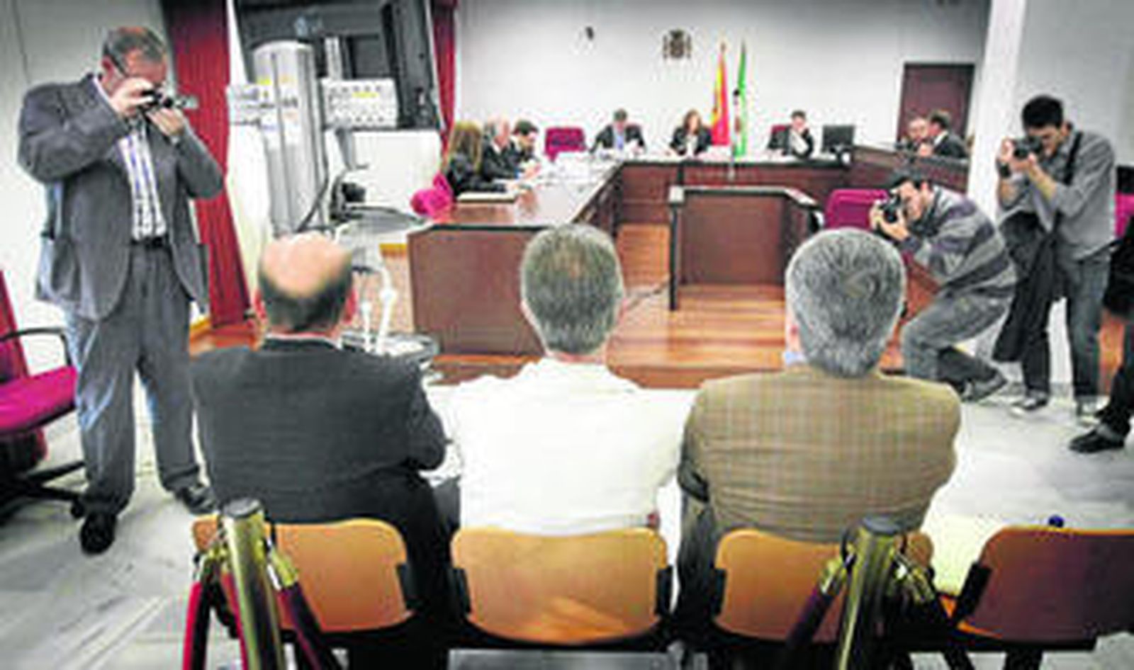 Pacheco, López y Cobacho, ante los magistrados de la Audiencia Provincial que lo condenaron en primera instancia.