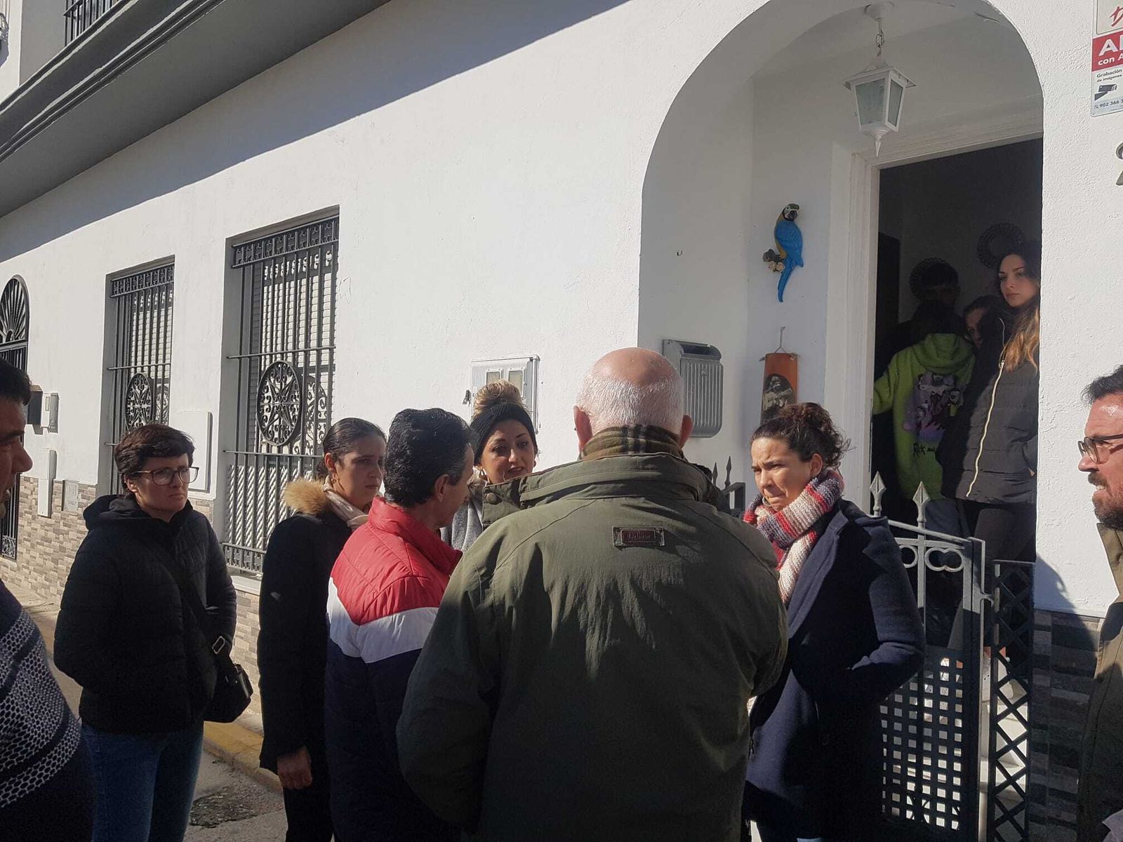 Los representantes de los Juzgados hablan con Verónica Luna, en una imagen de hace unos días.