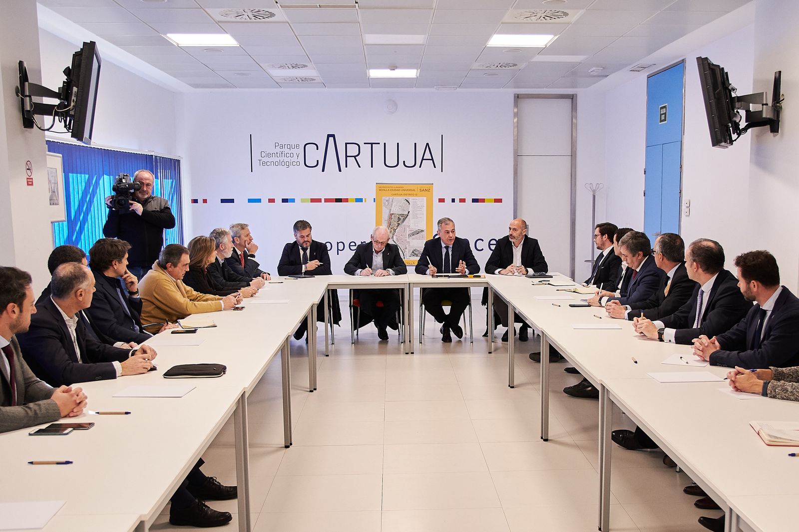 El candidato del PP a la Alcaldía de Sevilla, José Luis Sanz, reunido con empresarios del PCT Cartuja.