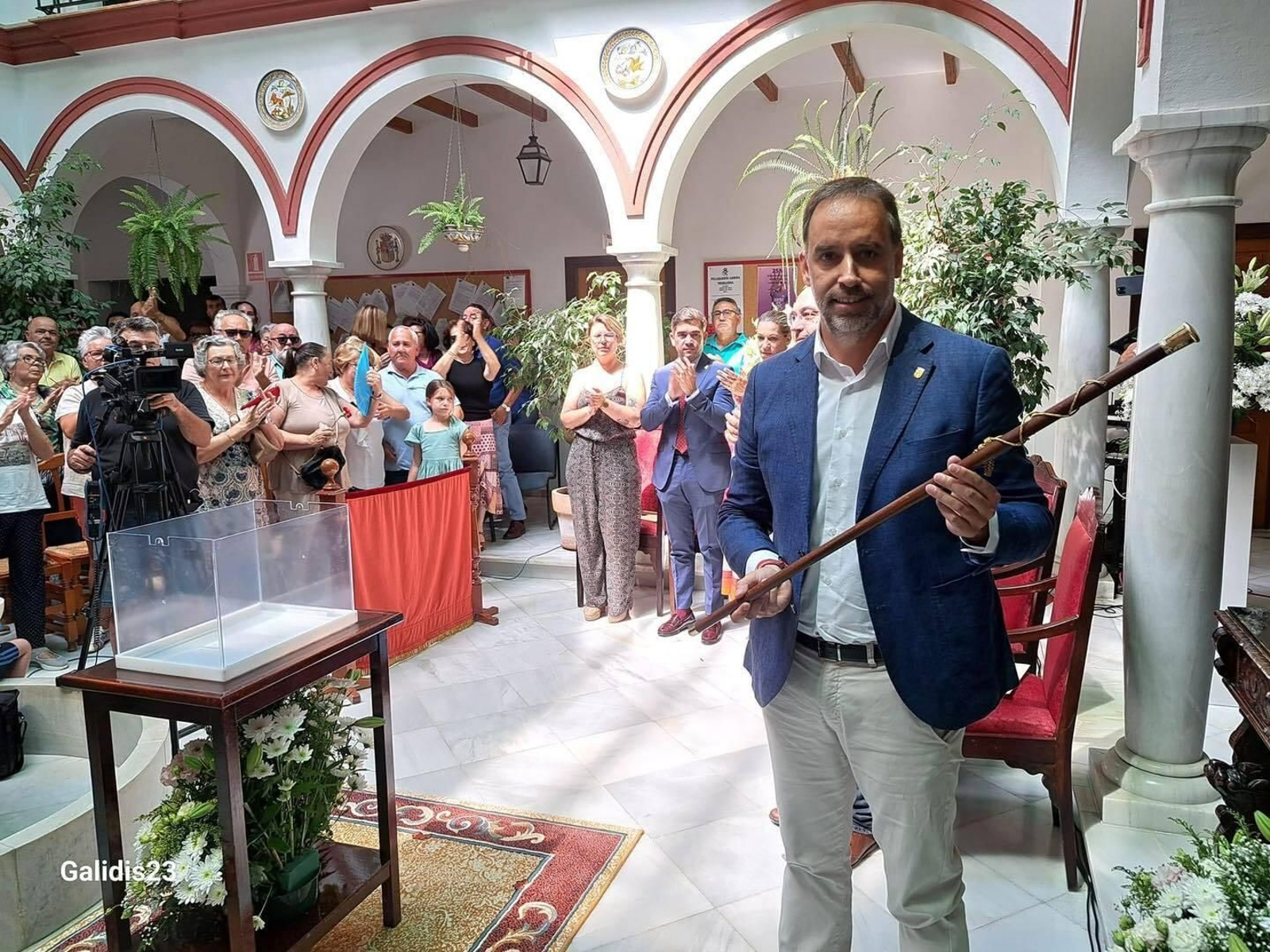 El alcalde de Trebujena, Ramón Galán (IU), en el patio del Ayuntamiento de esta localidad en un momento de la sesión de investidura.