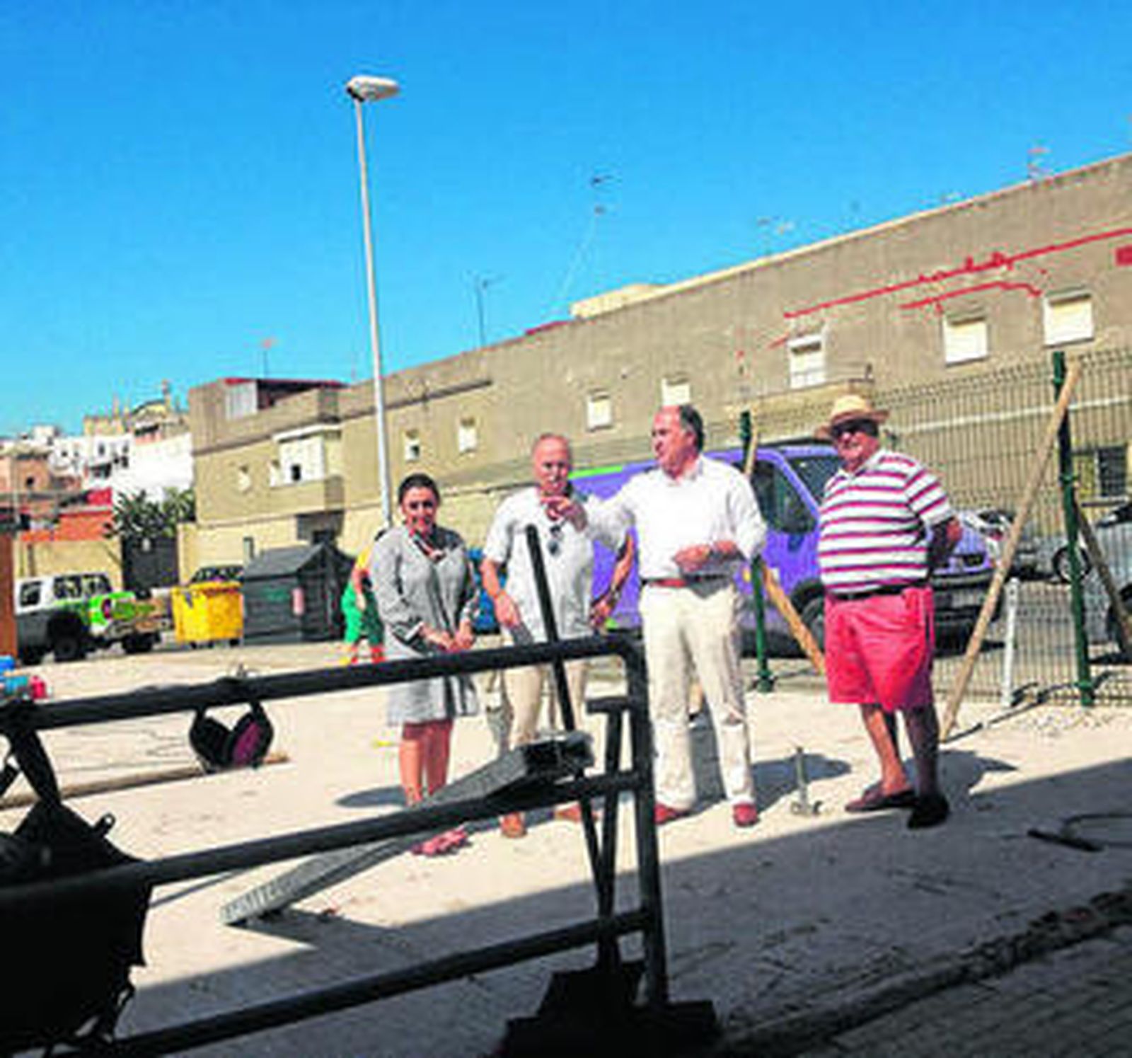 Visita de Landaluce a los trabajos de construcción de la zona de ocio.
