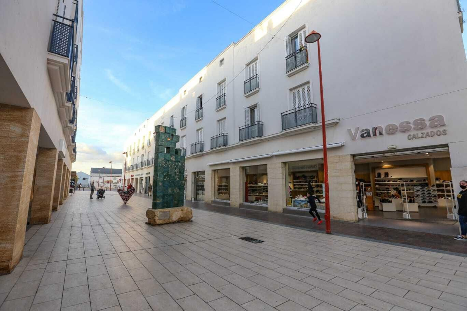 Imágenes de la primera jornada de cierres en bares y comercios de Chiclana