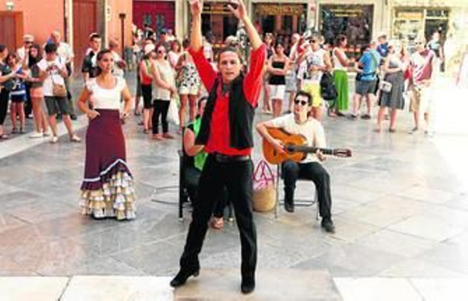 En los espectáculos flamencos se prohíben los cajones y los zapateos sobre tarimas por el impacto acústico.