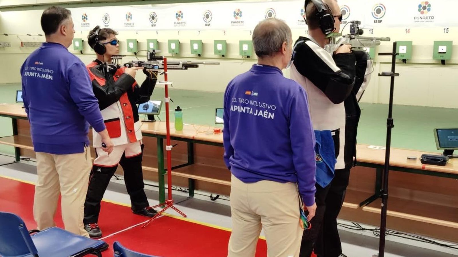 Los tiradores, en uno de los momentos de la competición en la modalidad de pie.