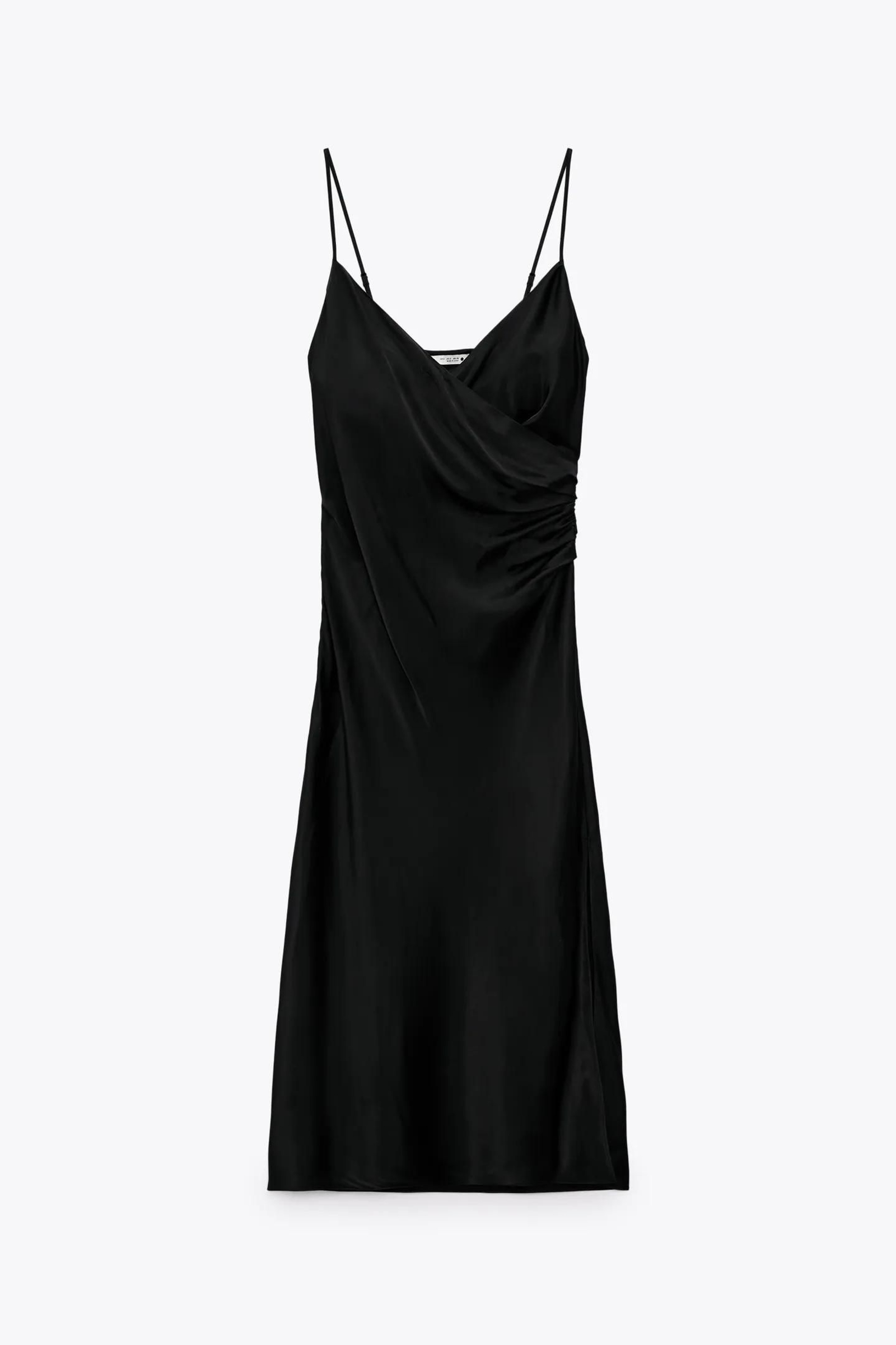 Vestido negro lencero de Zara.
