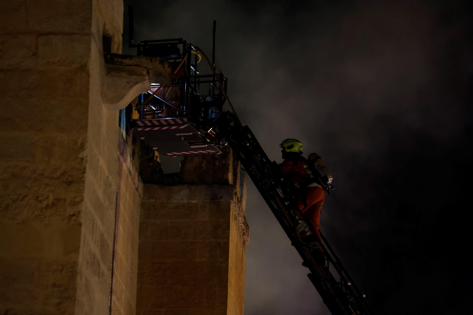Las fotos del incendio en la Mezquita-Catedral de Córdoba