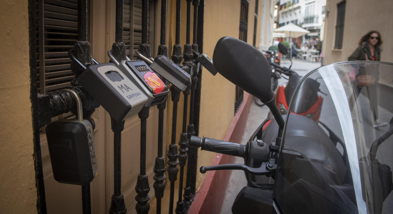 Candados en una de las ventanas de la planta baja de una casa de apartamentos turísticos.