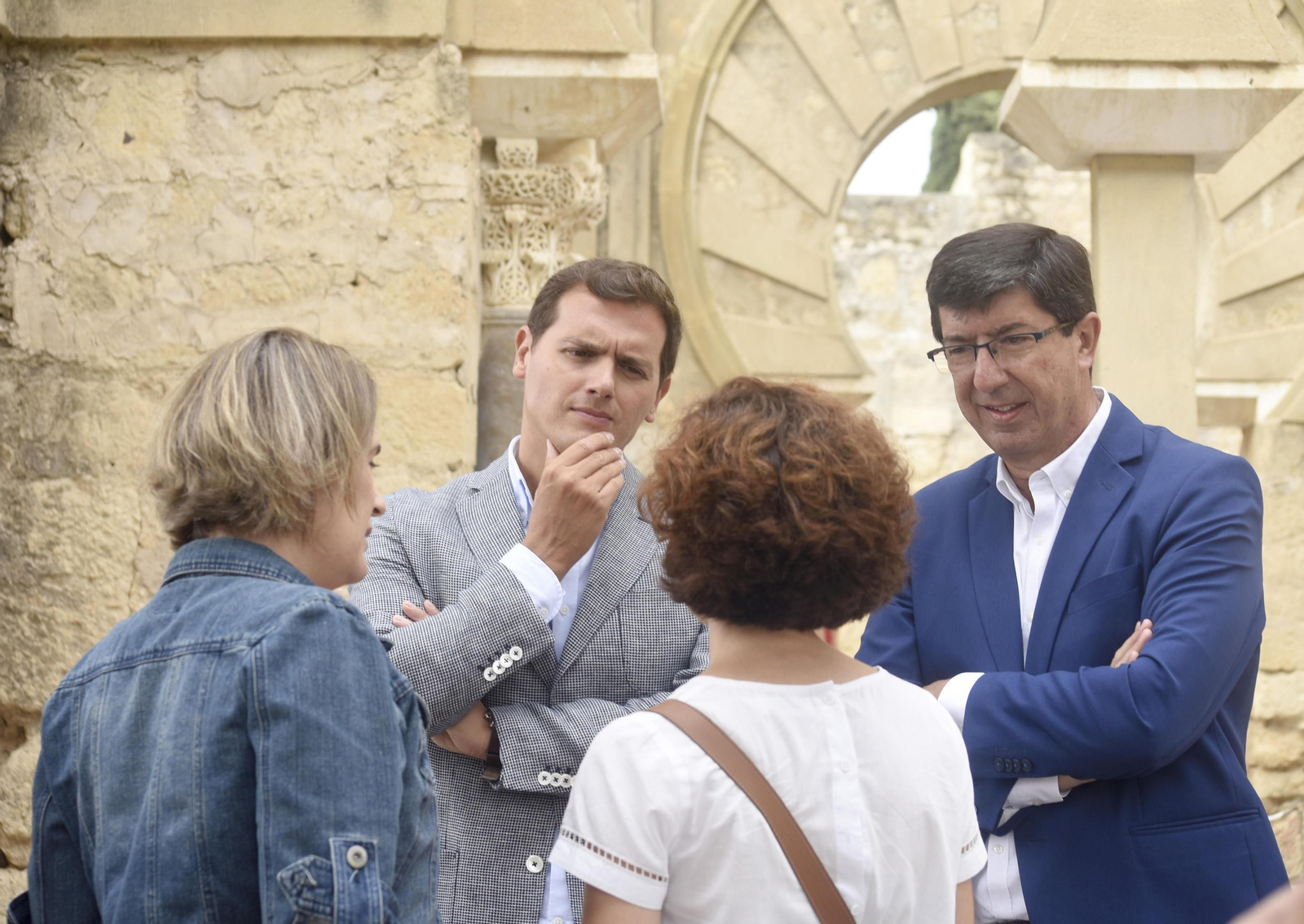 Rivera y Marín escuchan atentos las explicaciones de la guía en Medina Azahara.