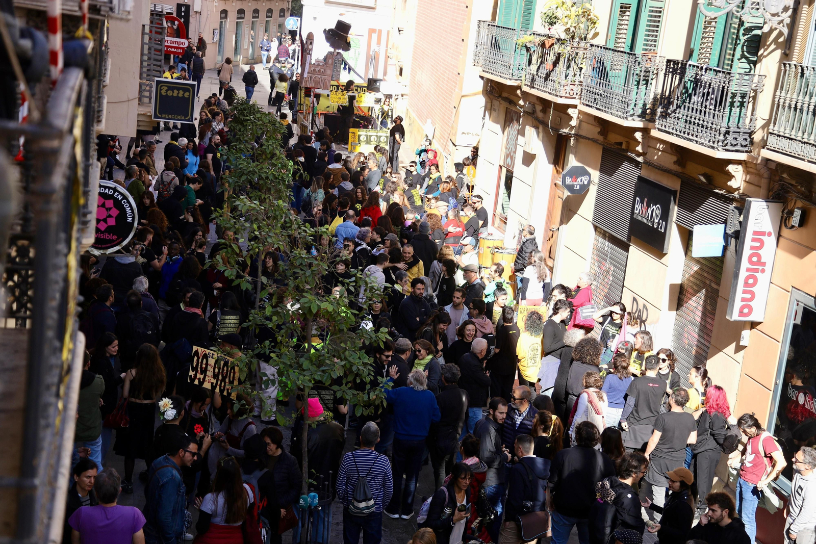 Cientos de personas salen a las calles de Málaga en apoyo a La Invisible, en fotos