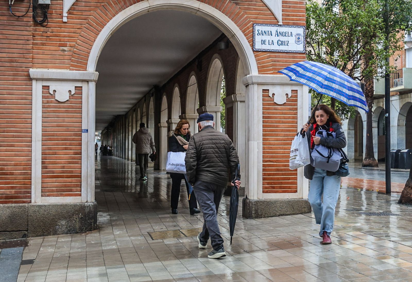 Fotografías de la mañana lluviosa en la capital