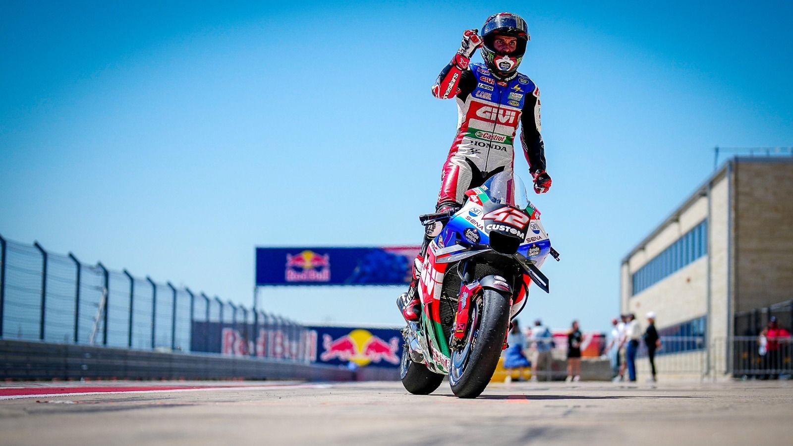 Rins celebra con rabia su triunfo en COTA.