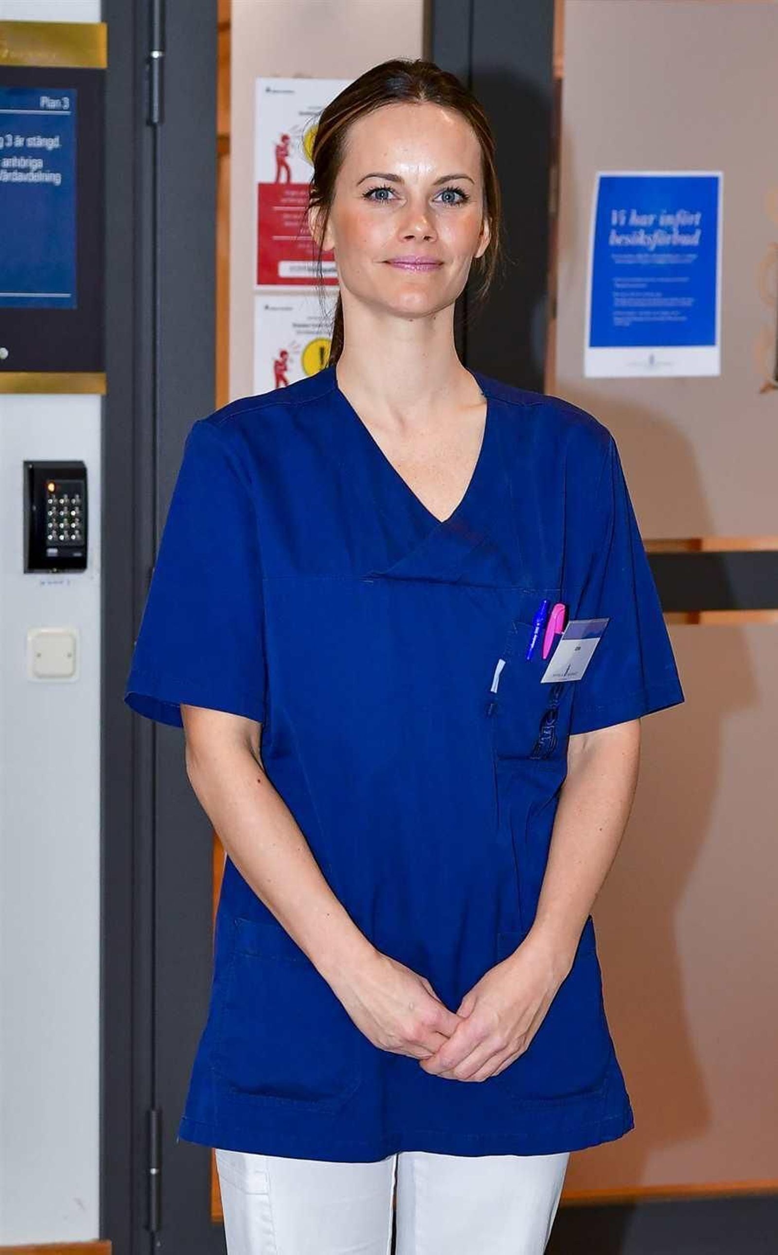 La princesa Sofía de Suecia ayuda en un hospital.
