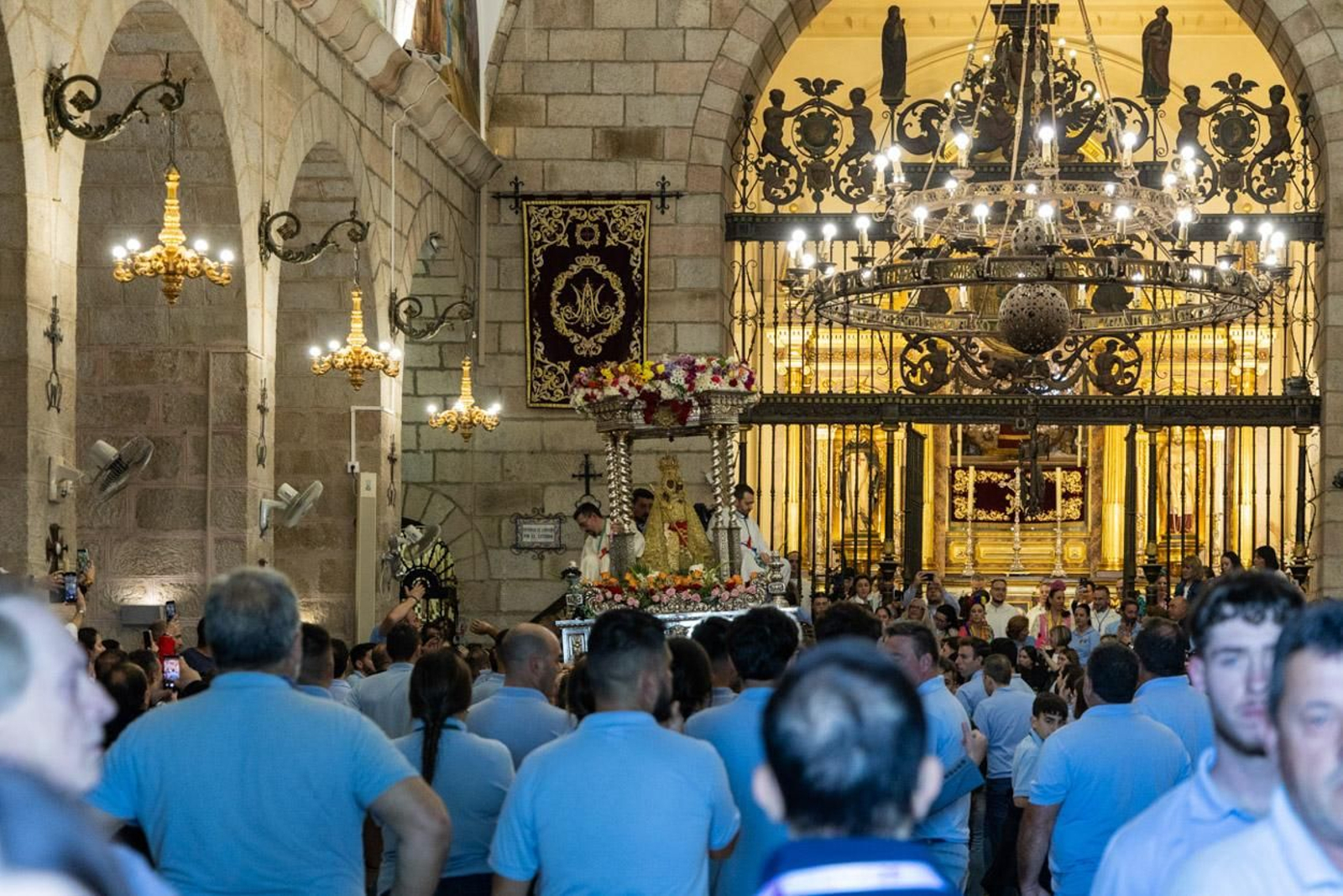 Miles de romeros acuden al encuentro de la Virgen de la Cabeza en su romería