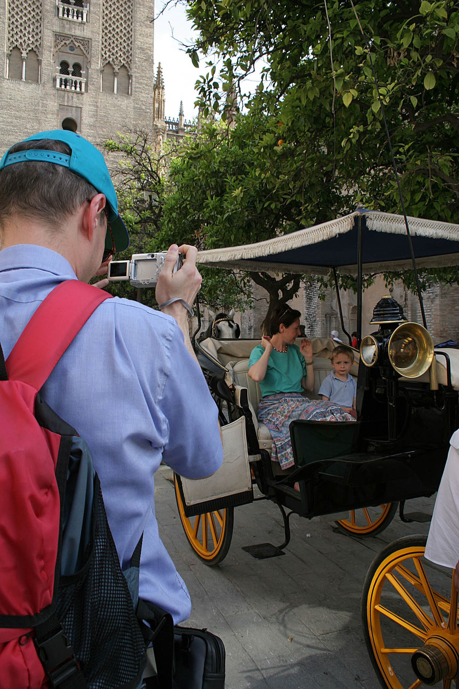 Un turista hace fotografías en la Plaza de la Virgen de los Reyes.