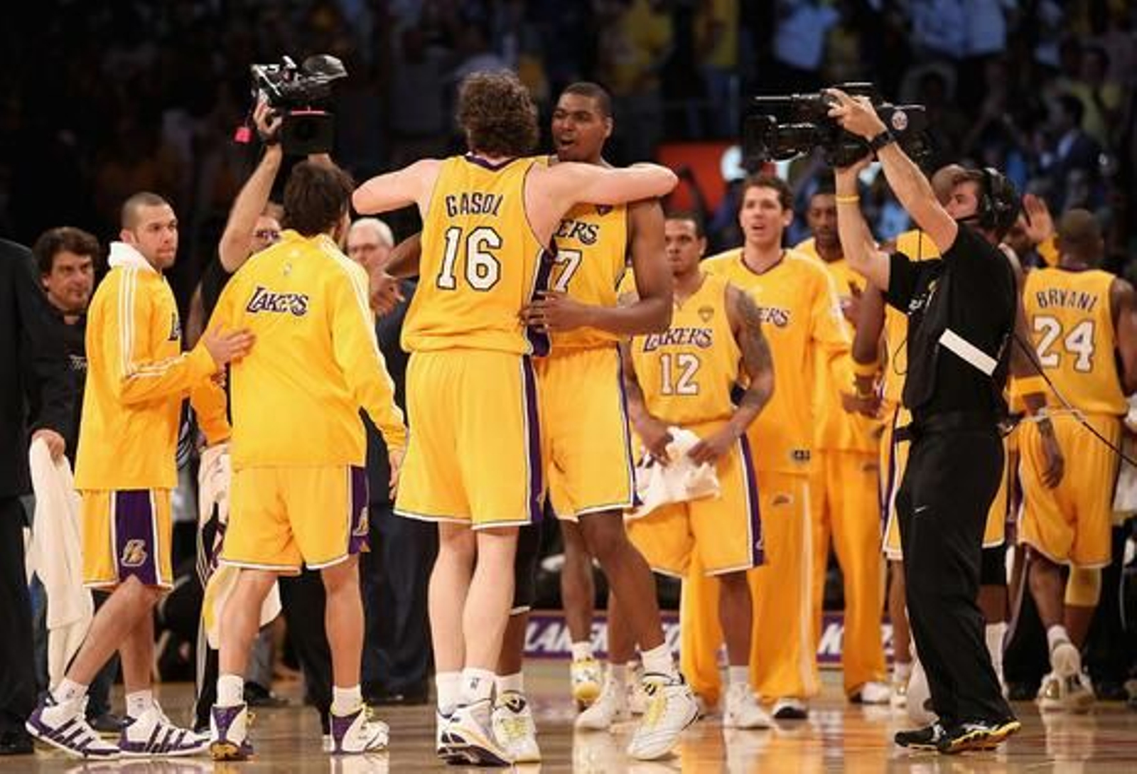 Los Angeles Lakers se alzaron con su decimosexto anillo tras vencer a Boston Celtics (83-79) en el séptimo partido de la final de la NBA.

Foto: Agencias