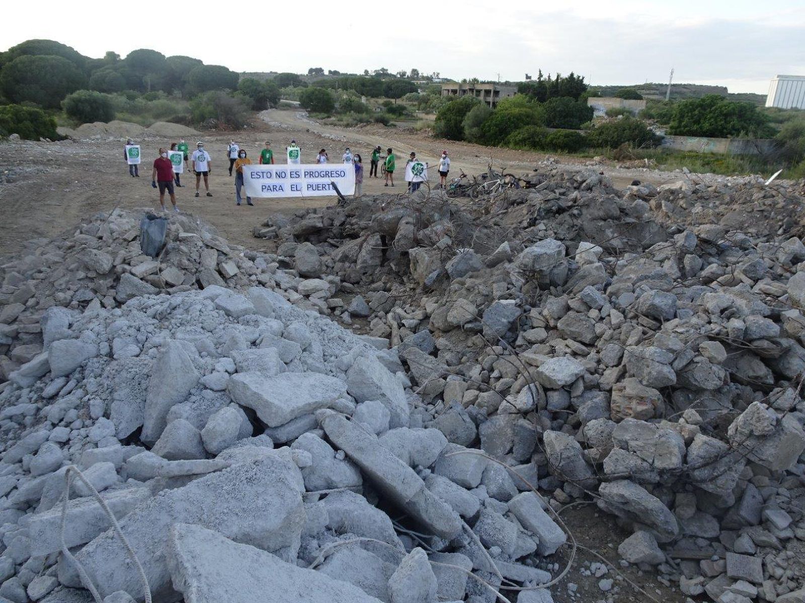 Los ecologistas preguntan por los escombros acumulados  en la zona de Rancho Linares.