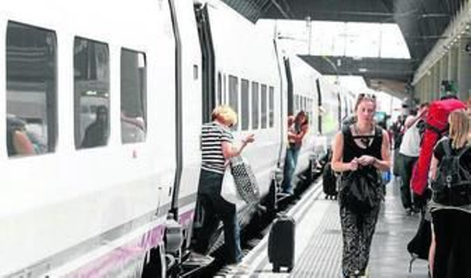 Viajeros en la estación de tren.