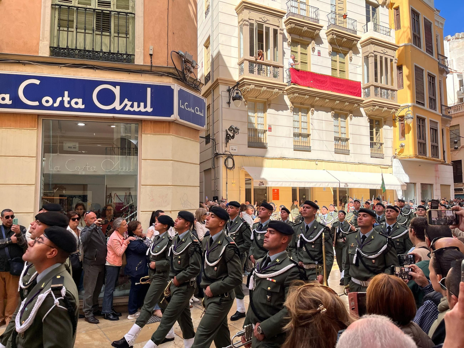 La Brigada de Paracaidista trasladando al Cristo de las Ánimas de Ciegos, en imágenes