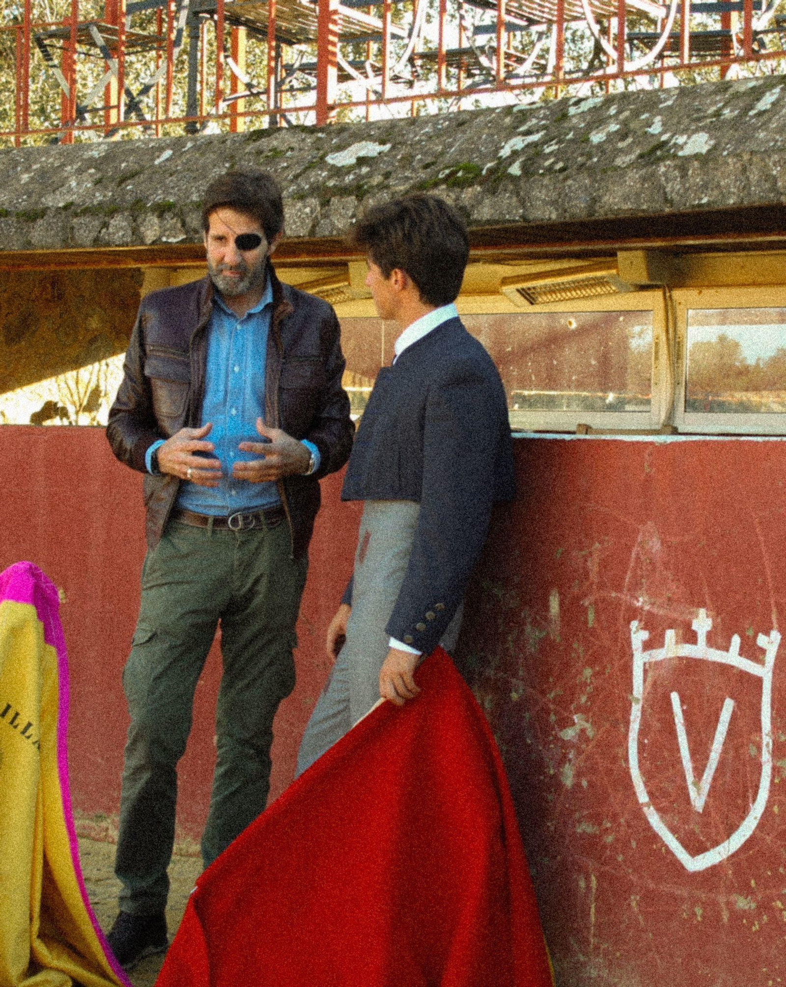 El joven novillero de Morón escucha las indicaciones de Juan José Padilla.