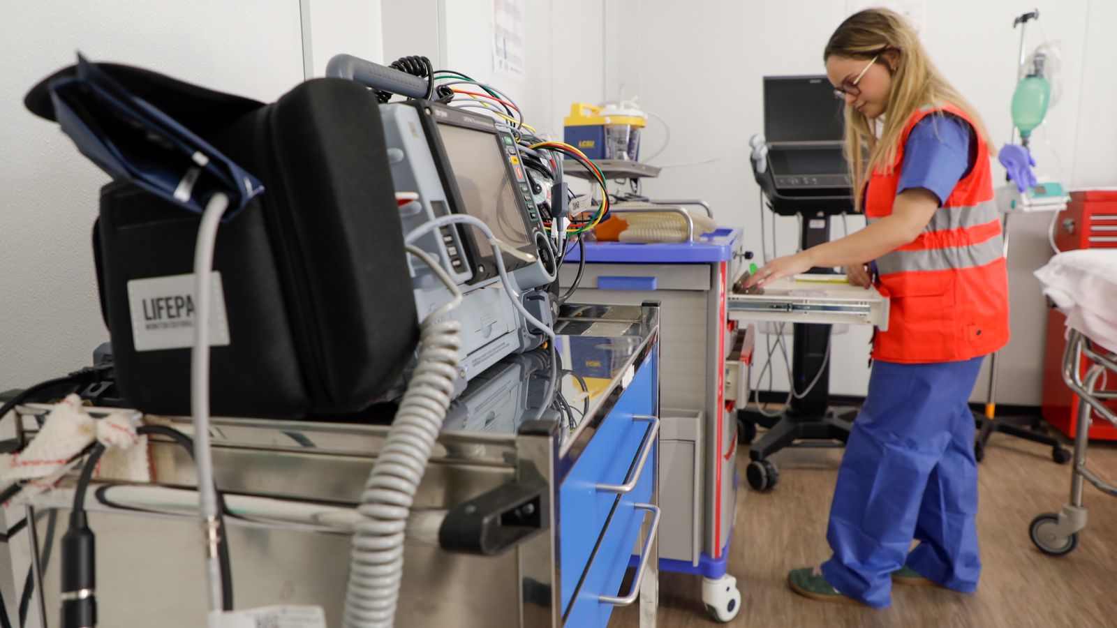 Una sanitaria en la Unidad de Críticos del Hospital de campaña en la avenida Alfredo Kraus.