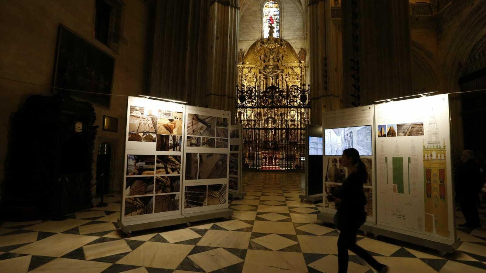 Los expositores de la muestra en la Catedral 'La Giralda de Sevilla: restauración, investigación y documentación'.