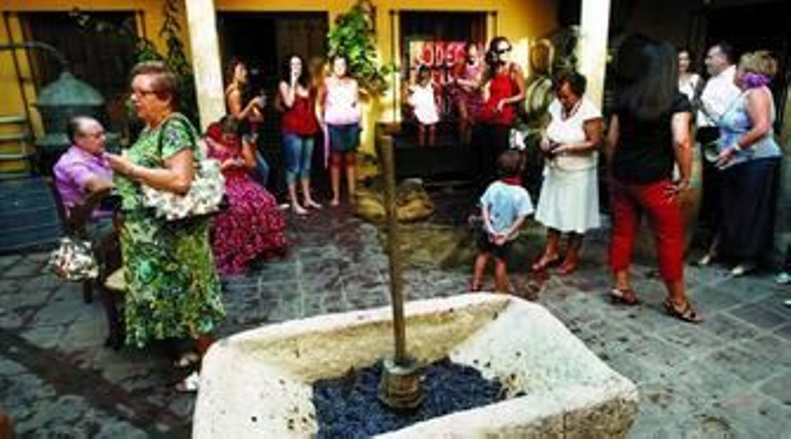 Un grupo de vecinos y visitantes disfrutaban, ayer,  de la tradicional fiesta de la pisada de la uva.