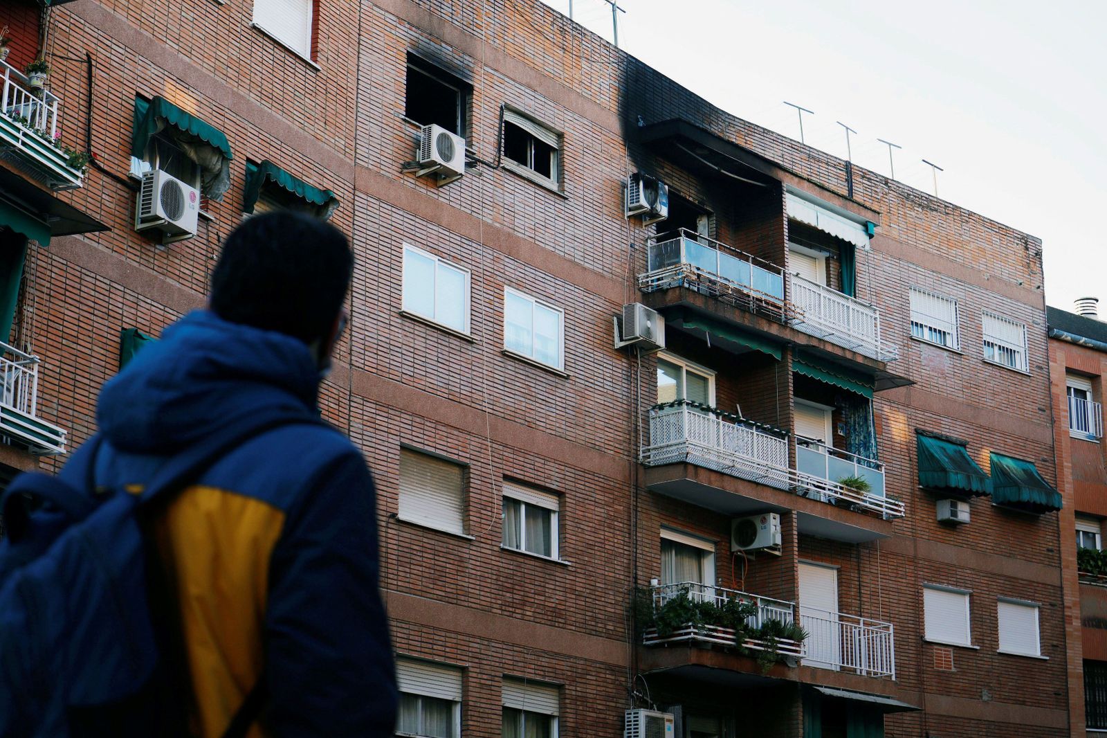 Terraza del piso donde se ha producido el incendio.